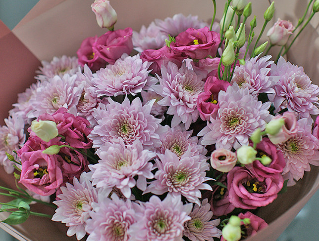 Букет из хризантем и розовых эустомы Фото